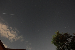 ふたご座流星群とみられる流れ星（左上）＝１３日午前２時３１分、姫路市内（井上毅館長提供）