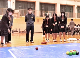スクエアボッチャを体験する生徒ら＝明石商業高校
