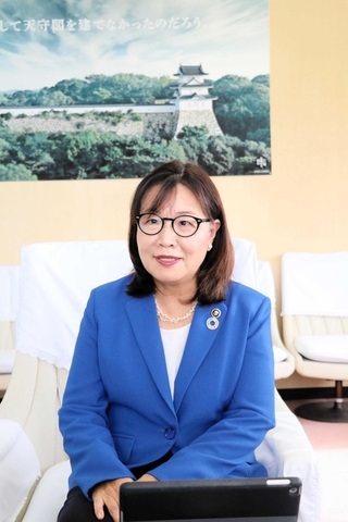 現在明石市が進めている新ごみ処理施設について語る丸谷聡子市長＝明石市役所