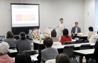 経験や思いを語る朴明子さん（奥左）と内尾英嗣さん（奥右）＝明石市東仲ノ町