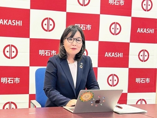 小学校給食費無償化の前倒しなどの方針を発表する明石市の丸谷聡子市長＝明石市役所