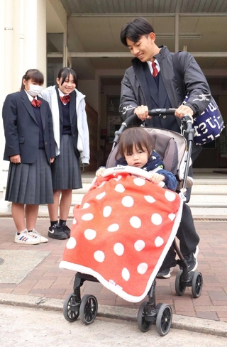 ベビーカーを押して慎重に段差を乗り越える生徒＝明石西高校
