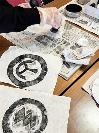 過去に行われた軒丸瓦を使った拓本づくり体験＝明石市立文化博物館（同館提供）