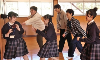 「だるまさんが転んだ」のゲームで交流する生徒ら＝明石南高校