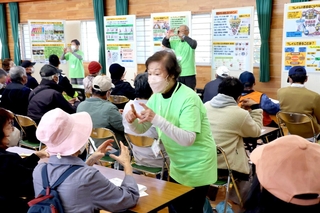 吉田俊一さん（奥中央）と共に緑のＴシャツを着てフレイル予防を呼びかけるフレイルサポーターたち＝明石市藤江