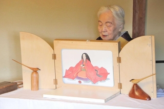 紙芝居を読む伊原宗静さん＝明石市大久保町西島