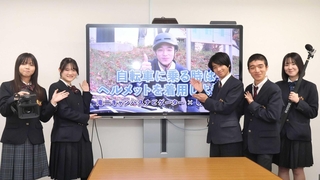 交通安全の啓発動画制作に携わった生徒ら＝神戸市西区春日台６