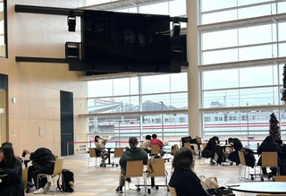 ８月ごろから故障し、明石ケーブルテレビの放映を中止しているあかし市民広場の大型ビジョン＝明石市大明石町１