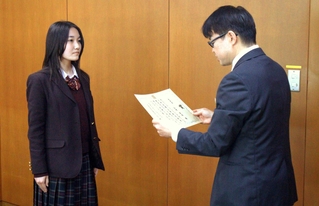 田口修由課長（右）から表彰を受ける山地日向さん＝明石高校（兵庫県提供）