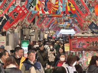 買い物客でにぎわう魚の棚商店街＝明石市本町１