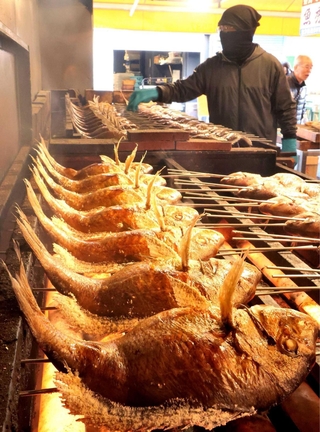 「魚秀」で一斉に焼き上げられる「にらみ鯛」＝明石市本町１