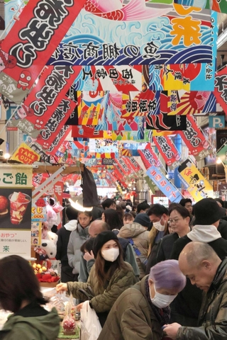 買い物客でにぎわう魚の棚商店街＝明石市本町１