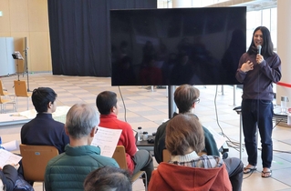 ムラブリ語の奥深さを解説する伊藤雄馬さん＝明石市大明石町１