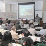 パレスチナの現状を解説する藤原亮司さん（奥）と参加者ら＝明石市東仲ノ町