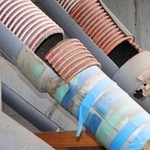 瓶を貯蓄ヤードに排出するホース。劣化が進んでいる＝明石市大保町松陰