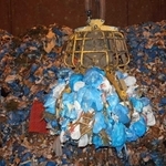 焼却施設のごみピットで、可燃ごみをつかむクレーン。新施設整備に向け、排出量をいかに削減するかが課題だ＝明石市大久保町松陰