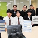 視覚障害のある患者のために電話自動音声ガイダンスを作成した明石南高校の生徒ら＝中山記念会館