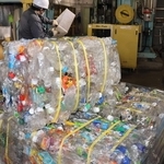 飲料メーカーに引き渡されるペットボトル。はがされていないラベルが目立つ＝明石市大久保町松陰