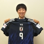 日本代表のユニフォームを手に、試合を振り返る平七海さん＝明石南高校