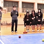 スクエアボッチャを体験する生徒ら＝明石商業高校