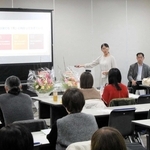 経験や思いを語る朴明子さん（奥左）と内尾英嗣さん（奥右）＝明石市東仲ノ町