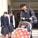 乳幼児のお世話、明石西高生徒が体験　ベビーカーでの移動など、5カ月～2歳の5人と交流