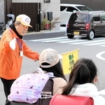 スクールガードとして活動している村田良和さん（左）。子どもの安全のため、毎朝交差点に立つ＝明石市大久保町ゆりのき通１