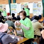 吉田俊一さん（奥中央）と共に緑のＴシャツを着てフレイル予防を呼びかけるフレイルサポーターたち＝明石市藤江