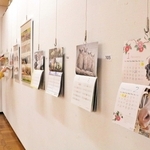 全国の動物園や企業などのカレンダーが並ぶ会場＝明石市立文化博物館