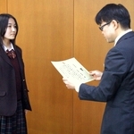 田口修由課長（右）から表彰を受ける山地日向さん＝明石高校（兵庫県提供）