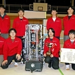 アイデア賞を受けた西津龍河さん（前列左から３人目）らＡチームのメンバーと北川知樹部長（後列左）＝明石高専