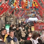 買い物客でにぎわう魚の棚商店街＝明石市本町１