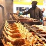 「魚秀」で一斉に焼き上げられる「にらみ鯛」＝明石市本町１