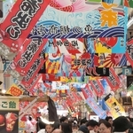 買い物客でにぎわう魚の棚商店街＝明石市本町１