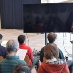 ムラブリ語の奥深さを解説する伊藤雄馬さん＝明石市大明石町１