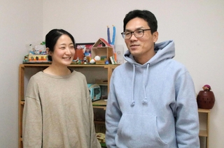 「おもちゃ部屋」で思いを語る獅々賀知穂さん（左）と夫の翼さん＝明石市魚住町西岡