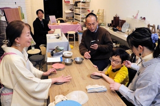 マルシェで陶芸を教える福井智尋さん（左）＝明石市西新町２