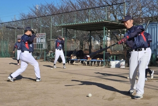 素振りをする播磨ナインスターズの選手ら＝加古川市別府町西脇