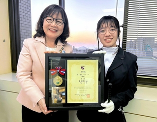 全国障がい者馬術大会で優秀な成績を収めた青木琴音さん（右）。丸谷聡子市長を表敬訪問した＝明石市役所