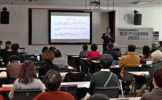 京都大の小泉昭夫名誉教授の説明を聞く市民ら＝明石市東仲ノ町