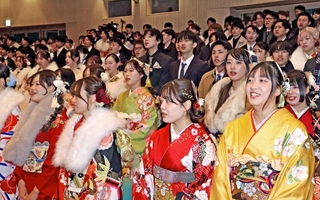 華やかな装いをした若者たち＝明石市立市民会館