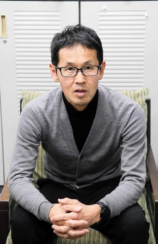 阪神・淡路大震災で亡くなった祖母宮崎喜久さんの人柄を振り返る明石市職員の梶原卓さん＝明石市相生町２