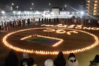 キャンドルの火で「つむぐ」が点灯された会場＝明石市西明石南町１