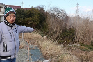 空襲の現場で、犠牲になった女子学徒たちについて話す山本信季さん＝明石市和坂１