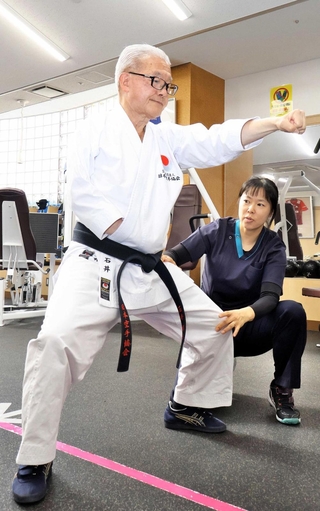 体の動きを確認しながらリハビリを行う石井啓友さん（左）と理学療法士の清水真澄さん＝県立リハビリテーション中央病院