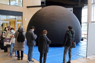移動式プラネタリウムへの入場を待つ人たち＝あかし市民広場