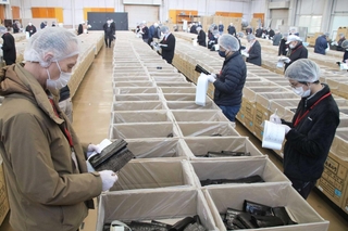 １枚１枚ノリを品定めする担当者ら＝播磨町