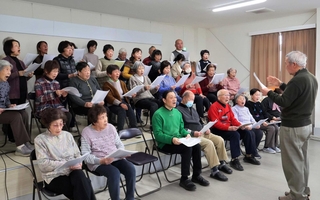 発表会に向け練習に励むメンバーら＝明石市藤が丘２