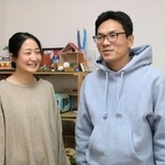 「おもちゃ部屋」で思いを語る獅々賀知穂さん（左）と夫の翼さん＝明石市魚住町西岡