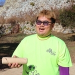 明石城の石垣をバックにモルック棒を持つ室屋拓さん＝県立明石公園